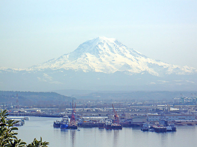 Mount_Rainier_overlooking_the_Port_of_Tacoma